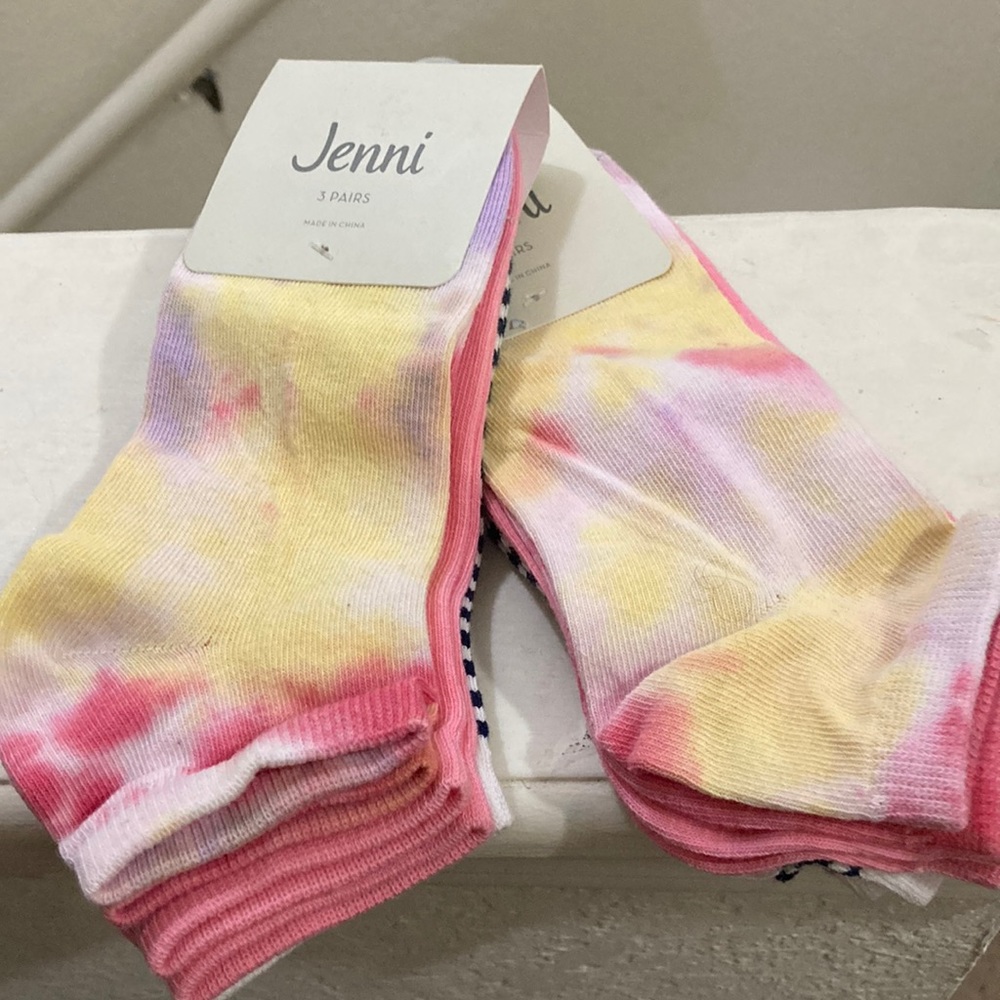 $10 deal! Bundle Women’s print socks